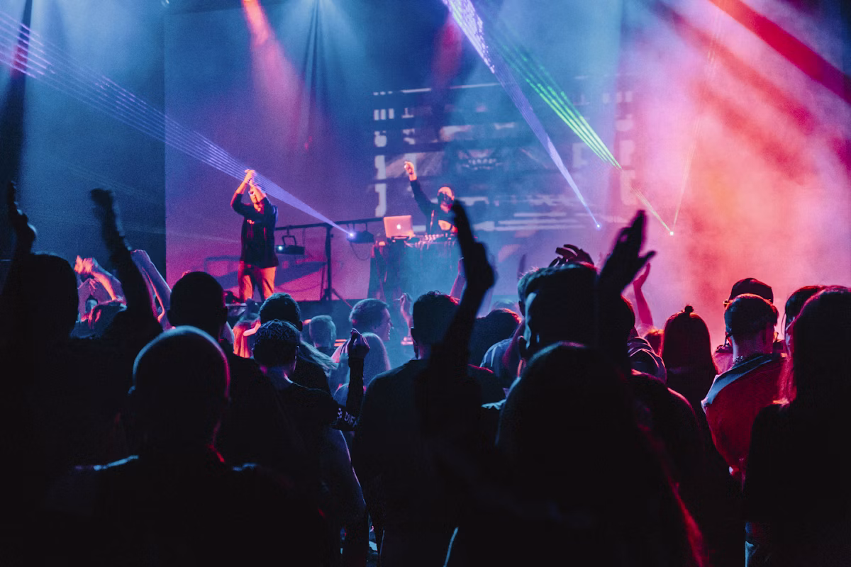 Soirée festive avec DJ et jeux de lumière